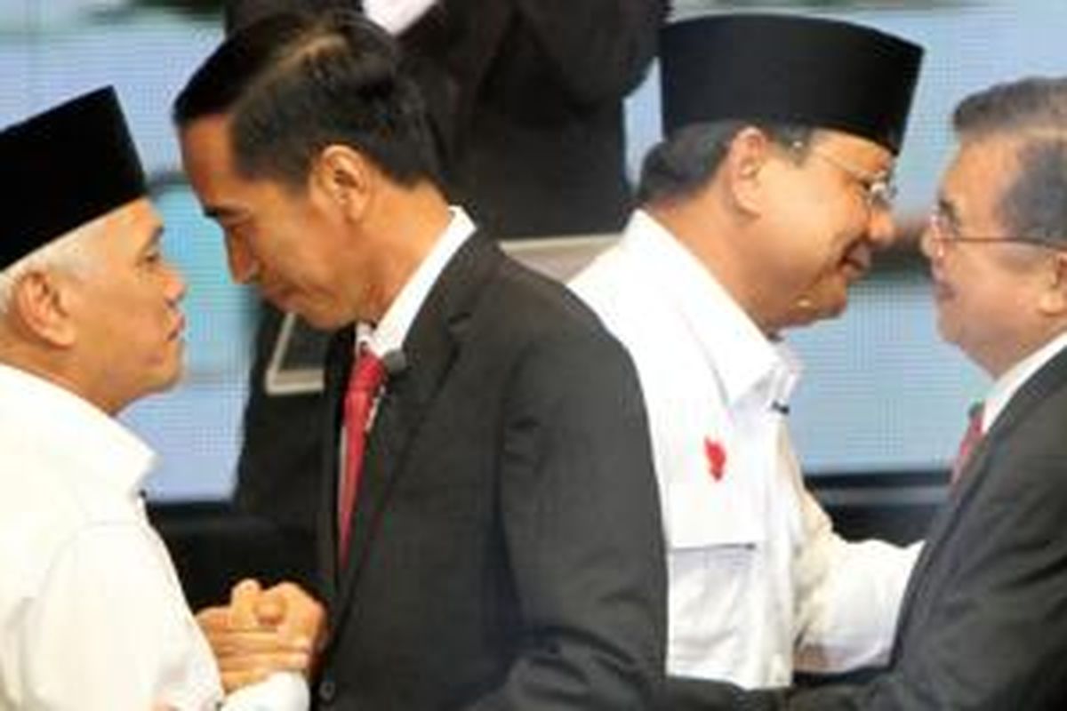 Pasangan capres dan cawapres, Prabowo-Hatta Rajasa dan Jokowi-Jusuf Kalla bersalaman saat acara debat di Balai Sarbini, Jakarta, Senin (9/6/2014). 