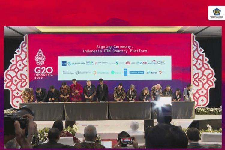 PT Sarana Multi Infrastruktur (Persero) atau SMI sebagai ETM Country Platform Manager bersama dengan mitra institusi menandatangani  memorandum of understanding (MoU) dalam grand launching Indonesia Energy Transition Mechanism Country Platform, di Bali, Indonesia. 