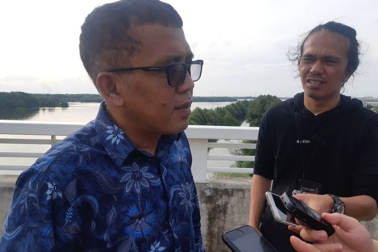 Ketua Komisi A DPRD DKI Jakarta, Mujiyono di atas Jembatan Pulau Reklamasi, Jakarta Utara, Senin (13/1/2020)