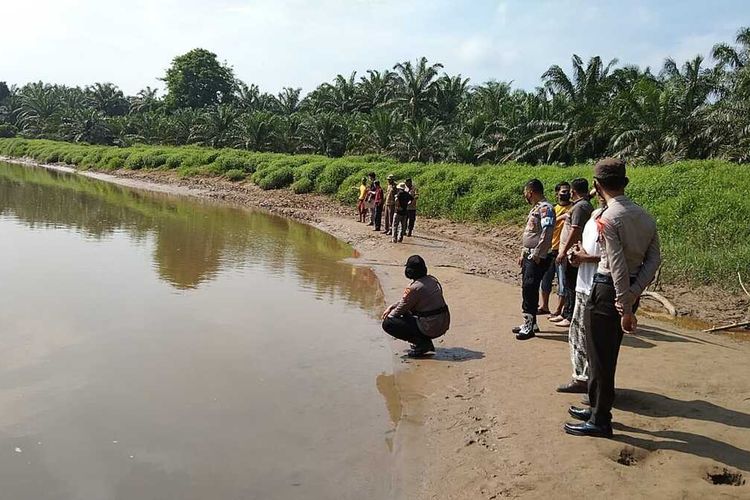 Petugas kepolisian saat dilokasi sungai tempat ketiga korban tenggelam saat mandi mandi.