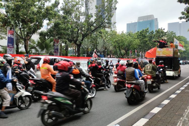 Massa buruh mulai membubarkan diri dalam aksi demonstrasi di depan Balai Kota DKI Jakarta, Gambir, Jakarta Pusat, Kamis (10/10/2022