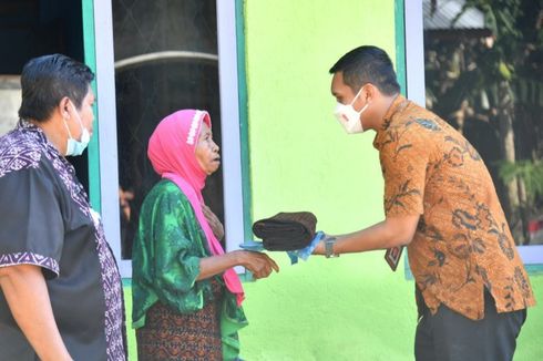 Jokowi Dapat Hadiah Kain Tenun dari Nenek Sofia usai Kirimkan Bantuan Presiden