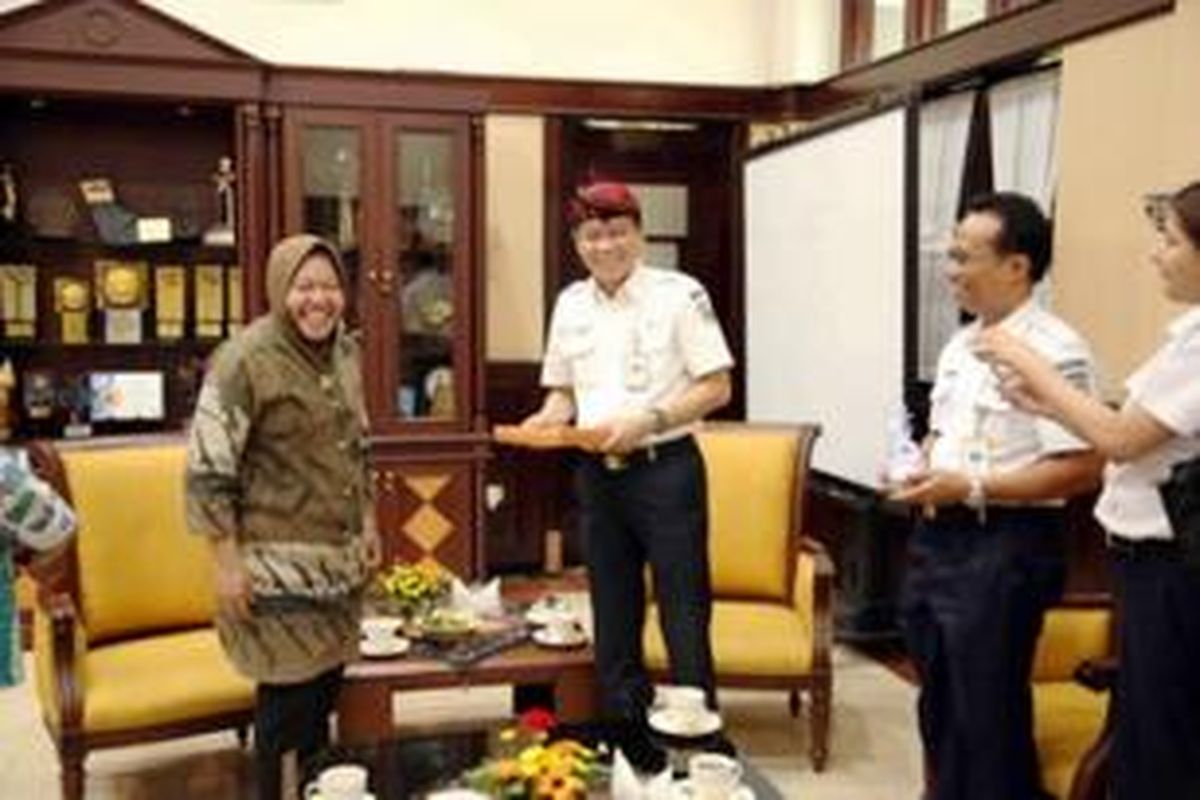 Wali Kota Surabaya Tri Rismaharini dan Direktur Utama PT KAI Ignasius Jonan membahas rencan pembangunan trem, Kamis (11/9/2014) di Balaikota Surabaya.