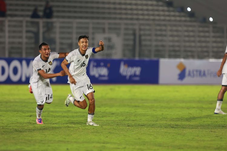 Pemain Timnas U23 Indonesia Dony Tri Pamungkas berselebrasi dengan rekan satu tim usai mencetak gol pada laga persahabatan melawan India di Stadion Madya, Jakarta, Senin (13/10/2025).