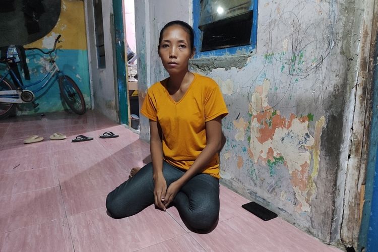 Marliyana memberikan keterangan kepada Kompas.com saat ditemui di rumahnya di Kampung Samadikun, Kecamatan Kejaksan, Kota Cirebon Jawa Barat pada Sabtu (11/5/2024) malam. Marliyana menyebut proses perizinan pembuatan film tiga hingga empat kali, hingga akhirnya pihak keluarga menyetujui.