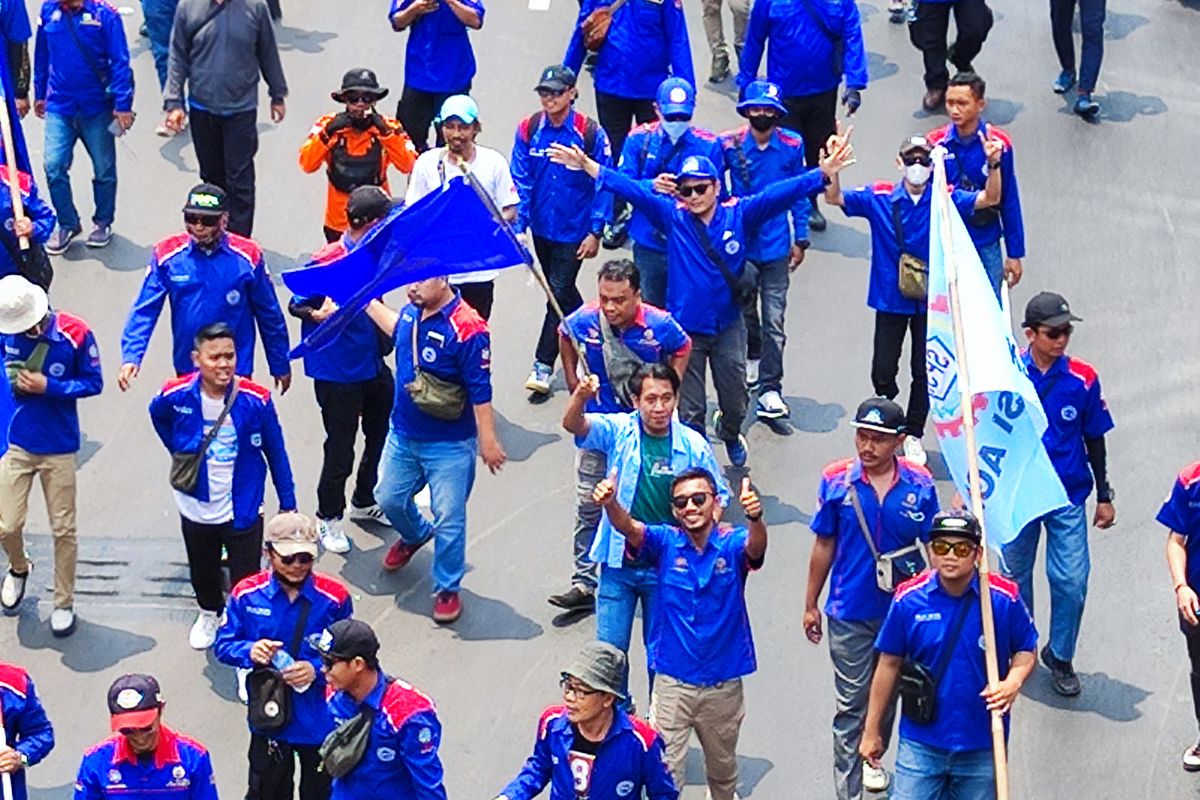 Para peserta unjuk rasa semangat mengikuti aksi long march dari Patung Kuda-Balaikota-Sarinah, Kamis (14/9/2023) 
