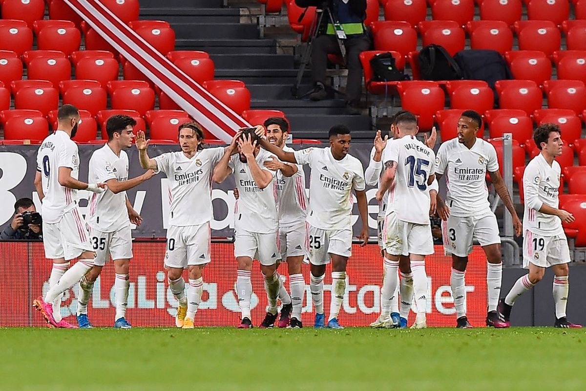 Para pemain Real Madrid merayakan gol Nacho Fernandez ke gawang Athletic Bilbao pada laga pekan ke-37 Liga Spanyol 2020-2021 di Stadion San Mames, 16 Mei 2021. 