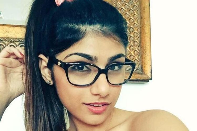 Foto Mia Khalifa Menyesal Jadi Bintang Porno Fansnya Tanda Tangani