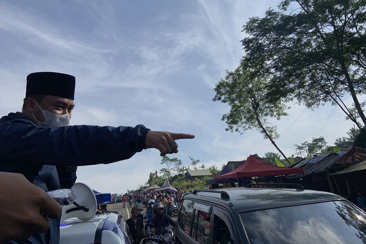 Foto-foto Wakil Bupati Tasikmalaya Deni Rhamdani Sagara, mengamuk saat sidak woro-woro penerapan protokol kesehatan di pasar kaget mingguan Jalan Cisinga, Kabupaten Tasikmalaya, Minggu (14/3/2021)