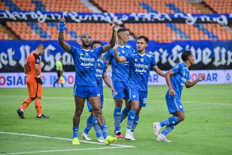 David Da Silva melakukan perayaan bersama rekan setim usai mengemas gol dari sepakan penalti dalam laga pekan ke-28 Liga 1 2023-2024 antara Persib vs Persija di Stadion Si Jalak Harupat, Soreang, Kabupaten Bandung, Sabtu (9/3/2024).