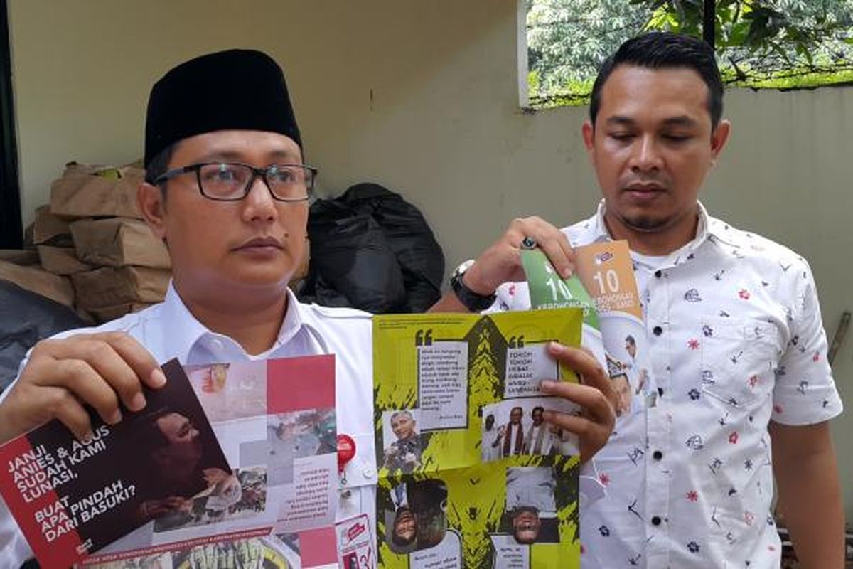 Wakil Ketua Bidang Advokasi dan Keamanan Tim Pemenangan Pasangan Cagub-Cawagub Nomor Pemilihan Tiga DKI Jakarta Anies Baswedan-Sandiaga Uno, Yupen Hadi, menunjukkan lima jenis brosur yang disita Panwaslu Jakarta Barat di Kantor Panwaslu Jakarta Barat, Jalan Kebon Jeruk Raya, Senin (13/2/2017).