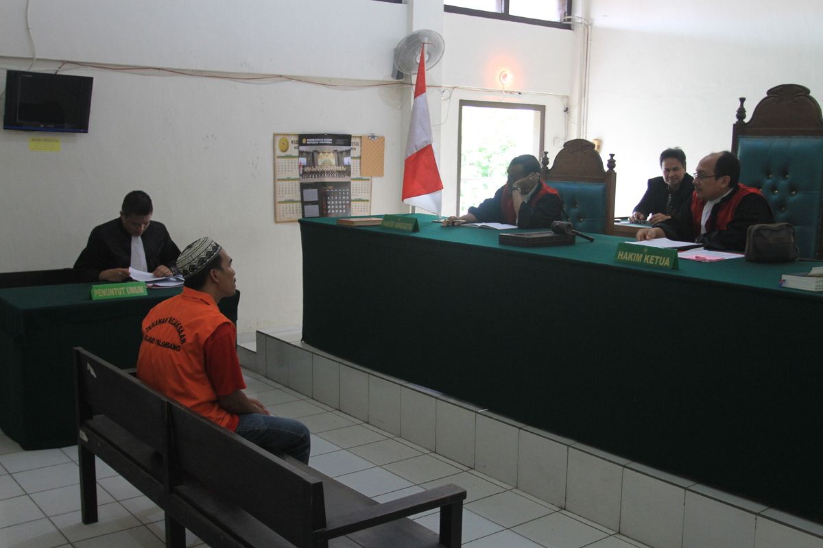 Akbar Al Farizi (34) otak pelaku pembunuhan serta perampokan Sofyan (44) sopir taksi online saat menjalani sidang tuntutan di Pengadilan Negeri Kelas 1A Palembang, Kamis (16/1/2020). Dalam sidang tersebut, Akbar dituntut Jaksa Penuntut Umum (JPU) dengan hukuman mati.