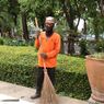 Senyum Budi, Tukang Sapu Jalan yang Sukses Antarkan Anak Jadi Perawat...