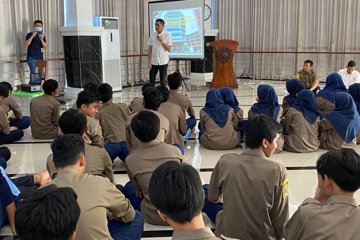 Satuan  Reserse Narkoba Polres Metro Jakarta Barat menggelar Operasi Nila Jaya 2022, berupa sosialisasi kepada siswa di SMK Muhammadiyah 4 Palmerah Jakarta Barat, Rabu (23/11/2022)