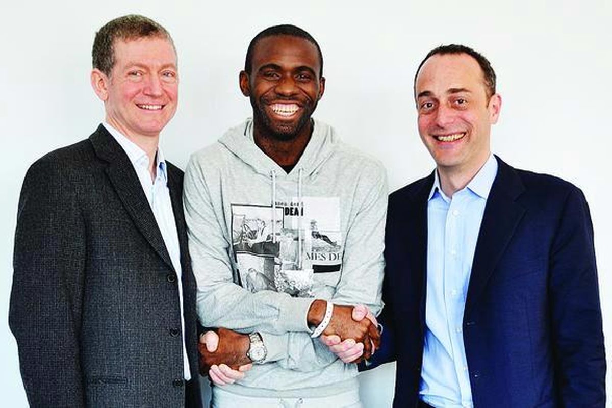  Dokter Andrew Deaner (kiri) dan dr Sam Mohiddin (kanan) mengapit pemain tengah klub Bolton Wanderers, Fabrice Muamba. Ketiganya berfoto bersama baru-baru ini.  Kedua dokter ini  bertanggung jawab terhadap terapi Muamba yang jatuh di lapangan karena serangan jantung.