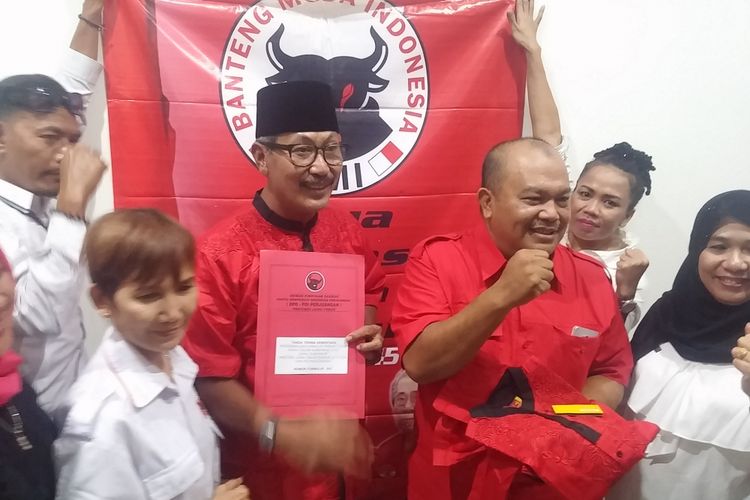 Suhandoyo (berpeci) pakai kemeja pemberian Khofifah saat mengembalikan formulir di PDI-P Jatim