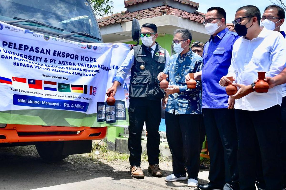 Acara Pelepasan Ekspor Kopi Binaan IPB University dan PT Astra Internasional Tbk di Garut, Jawa Barat, Rabu (2/3/2022). Acara pelepasan ekspor kopi ini juga dihadiri oleh Gubernur Jawa Barat Ridwan Kamil, Rektor IPB Arif Satria, Head of Social Engagement Astra Triyanto. Dalam acara ini juga dilakukan penyerahan secara simbolis bantuan sarana dan prasarana produksi kepada petani milenial Jawa Barat.