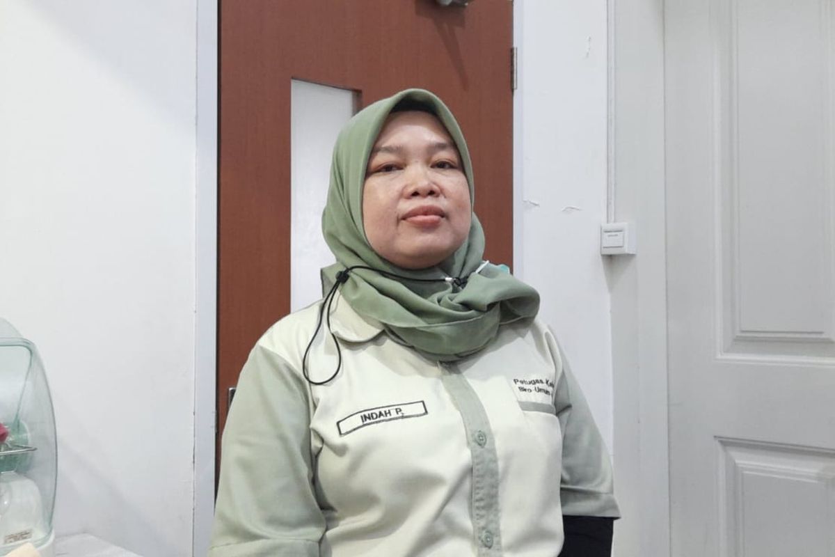 Indah Pujiati (48) merupakan pegawai Penyedia Jasa Layanan Perorangan (PJLP) Biro Umum yang sehari-sehari bertugas mengantarkan makanan sekaligus membersihkan ruangan Gubernur DKI Anies Baswedan di Balai Kota DKI Jakarta.