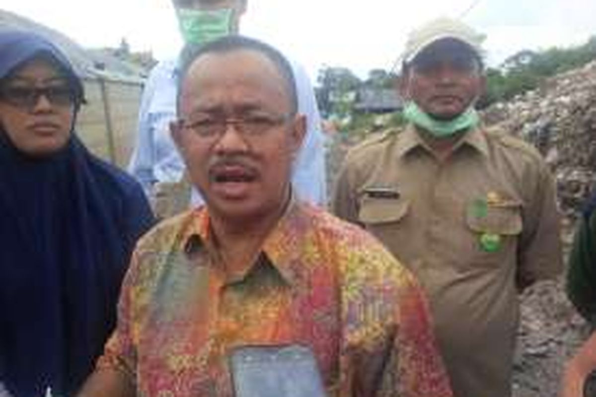 Sekretaris Deputi Bidang Kedaualatan Kemenko Maritim Dedy Miharja, saat meninjau sampah di Tempat Pembuangan Akhir (TPA) Bantar, Bekasi, Selasa (1/11/2016). 