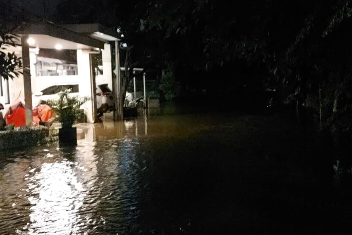 Luapan air hujan menggenangi Perumahan Taman Sari Puri Bali, Kelurahan Curug, Kecamatan Bojongsari, Kota Depok, Rabu (6/12/2023) malam. Genangan hujan tidak segera menyusut ke saluran air diduga karena dampak dari pembangunan kawasan perumahan yang ada di sekitar area tersebut.