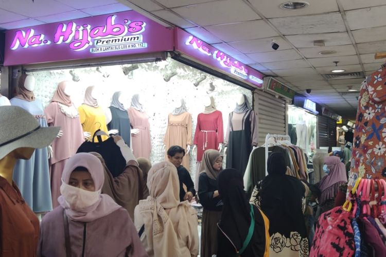 Suasana di Blok B Pasar Tanah Abang yang menjual baju muslim, Kamis (8/4/2021).