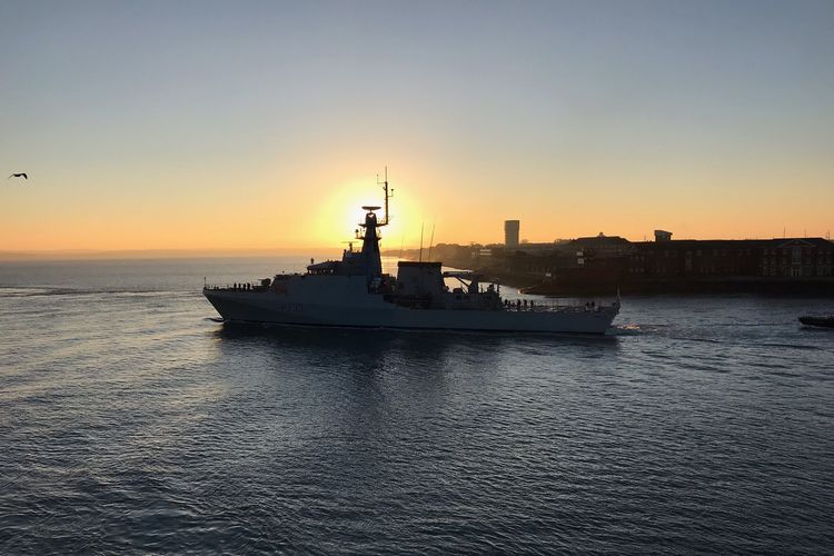 Kapal patroli kelas River milik Angkatan Laut Inggris, HMS Tamar, meninggalkan pangkalan Angkatan Laut Inggris di Portsmouth, Inggris, Kamis (31/1/2020).