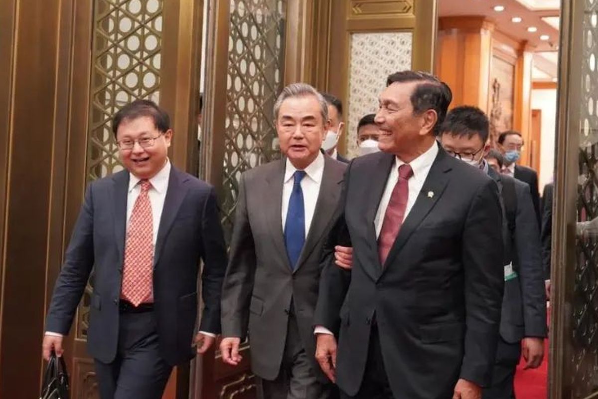 Menteri Koordinator Bidang Kemaritiman dan Investasi Luhut Binsar Pandjaitan bertemu dengan Diplomat China, Wang Yi di Beijing, pada Selasa (4/4/2023).