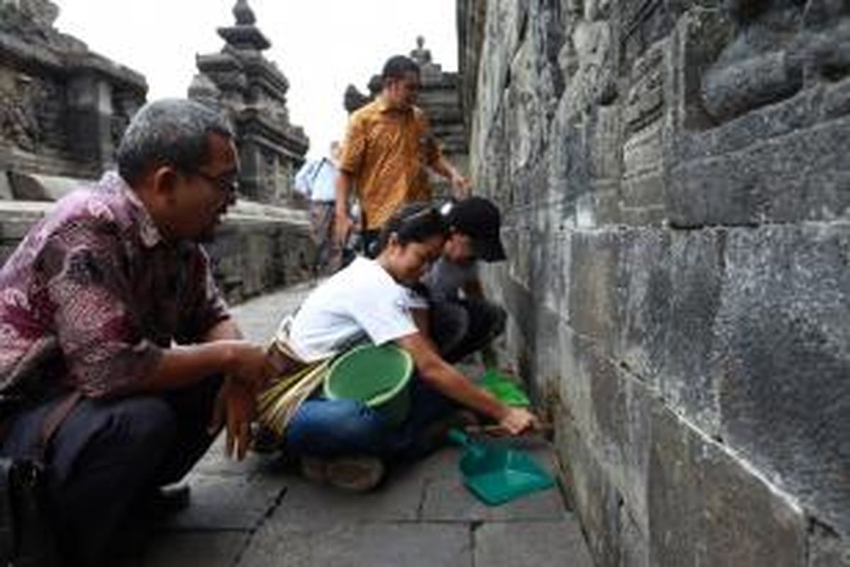 Aktris film Prisia Nasution tampak sedang membersihkan dengan teliti setiap sudut batu Candi Borobudur, Kabupaten Magelang, Jawa Tengah, Sabtu (1/8/2015).