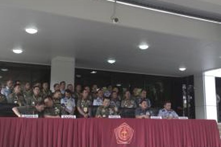 Panglima TNI Jenderal TNI Moeldoko (tengah), saat konferensi pers di Mabes TNI Cilangkap, Jakarta Timur, Senin (22/12/2014)