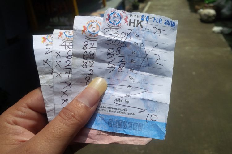 Warga Kecamatan Purwodadi, Kabupaten Grobogan, Jawa Tengah, menunjukkan bukti rekap pembelian judi togel, Rabu (7/2/2018)?.