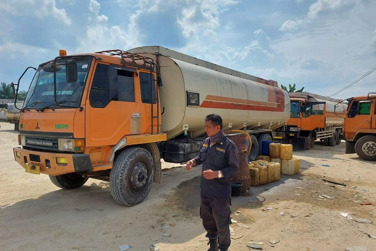 Tim Ditreskrimsus Polda Riau saat menemukan lokasi penimbunan minyak solar disebuah perusahaan di Kabupaten Bengkalis, Riau, Sabtu (16/10/2021).