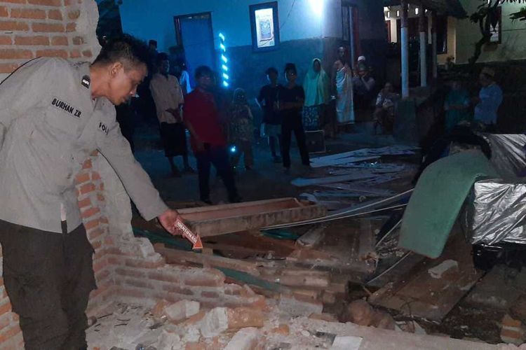 TKP pengerusakan rumah. Pengrusakan ini diduga akibat perebutan harta warisan di Desa Pijot, Lombok Timur, Minggu (24/3/2024).