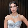 Gaya Musim Panas Dua Lipa dengan Celana Super Pendek dari Chanel