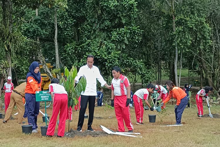 Presiden Jokowi melakukan penanaman pohon dengan sejumlah siswa SD dan SMP Yayasan Pendidikan Sorowako.