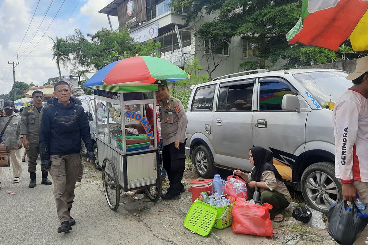 Sejumlah pedagang asongan menawarkan dagangannya di acara hari ulang tahun (HUT) ke-17 Partai Gerindra di Sentul, Bogor, Jawa Barat, Sabtu (15/2/2025).