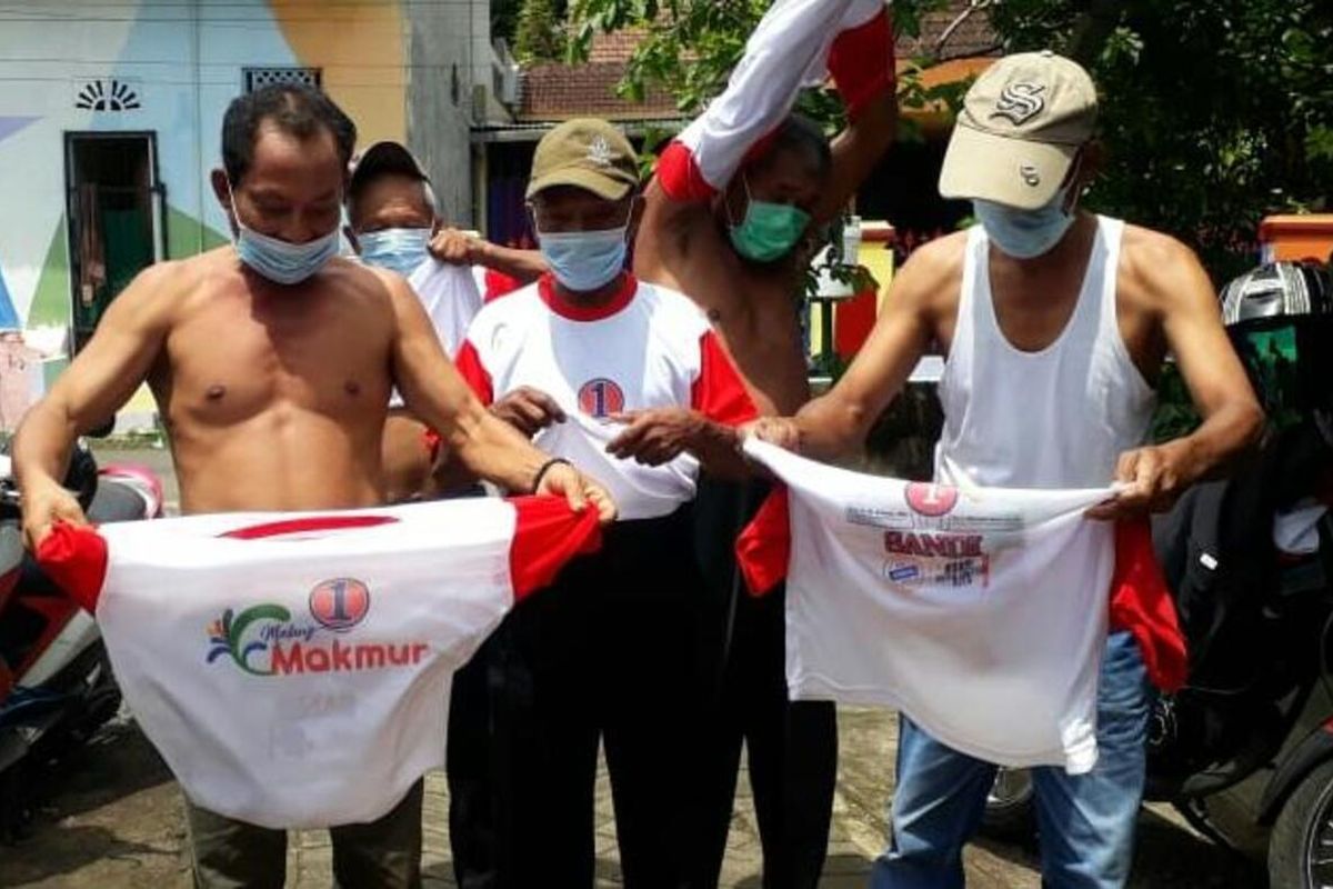 Sejumlah kader PDI-P melepas baju kampanye Paslon yang diusung partainya sebagai tanda penatikan dukungan di Ngajum, Kabupaten Malang, Jumat (4/12/2020).