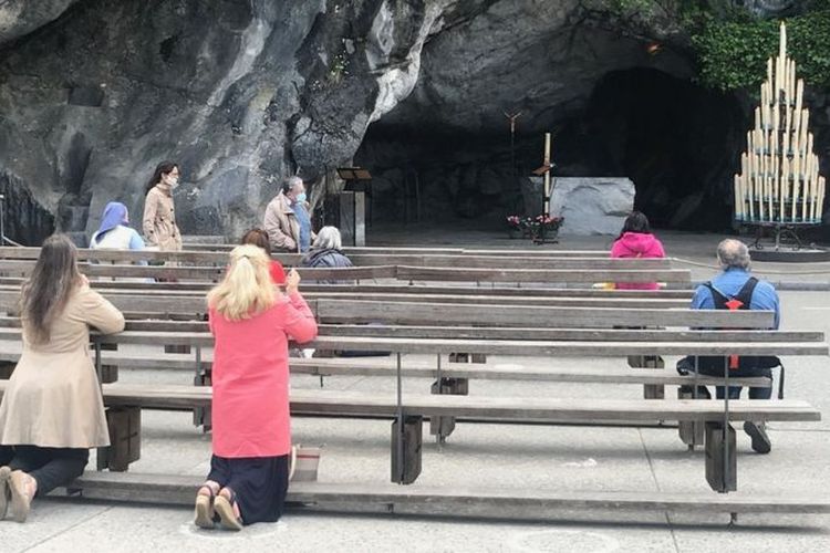 Sejak pandemi, sedikitnya 30 orang berlutut untuk berdoa di depan patung Bunda Maria di pintu masuk gua atau grotte.

