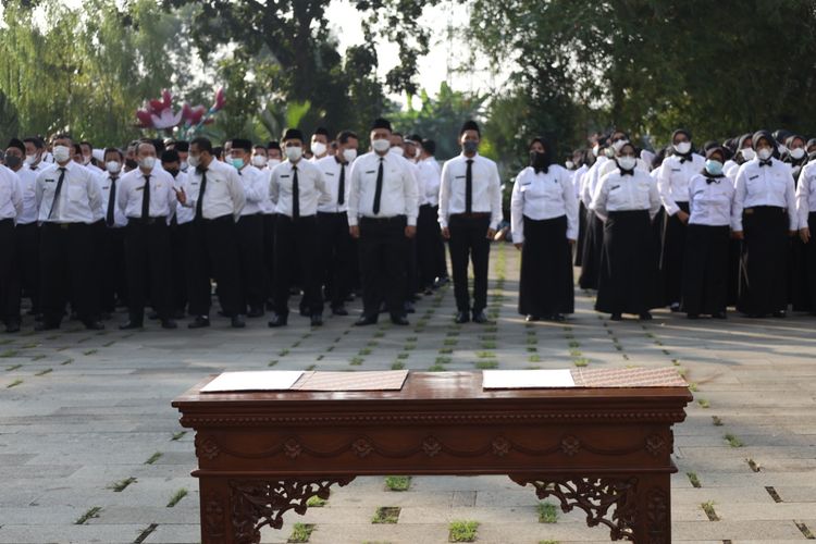 Guru PPPK kaget ditempatkan di lokasi dinas yang tidak sesuai dengan lokasi saat kelulusannya. Ada guru PPPK yang lolos seleksi di Pulau Jawa tapi ditempatkan di luar Pulau Jawa.