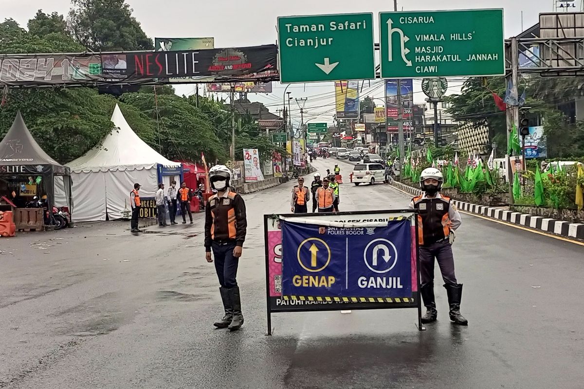 Petugas gabungan Lantas Polres Bogor dan Dishub memutar balik sejumlah kendaraan pelanggar aturan ganjil genap (gage) yang melintasi jalur wisata Puncak Bogor, Jawa Barat, Sabtu (30/12/2023) petang.