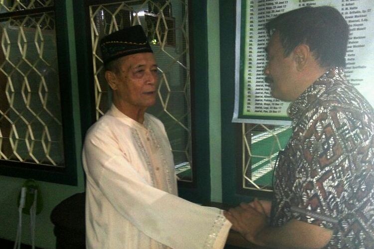 Wakil Gubernur DKI Jakarta, Djarot Saiful Hidayat saat bersalaman dengan Buya Safii Maarif di Masjid Nogotirto, Sleman