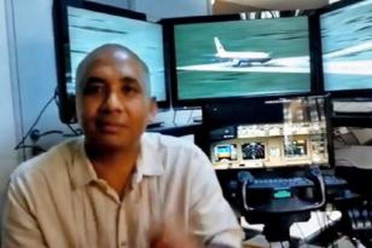 Pilot Zaharie Ahmad Shah dan simulator kebanggannya. Zaharie adalah pilot pesawat MH370 milik Malaysia Airlines yang hilang sejan 8 Maret 2014. Gambar dikutip dari laman Wall Street Journal edisi 17 Maret 2014.