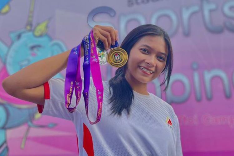Mahasiswi UM Surabaya, Kharisma Ragil Rakasiwi yang punya banyak prestasi dari bidang olahraga.