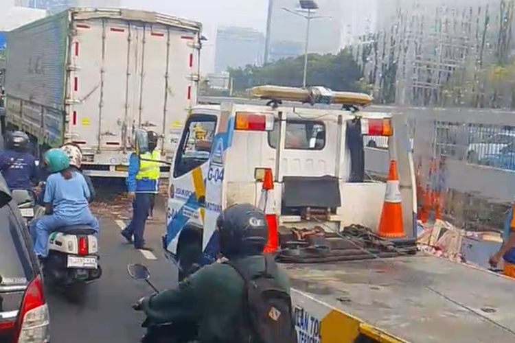 11 Layanan Transjakarta Terganggu Pagi Ini Imbas Kecelakaan 2 Truk di Depan DPR