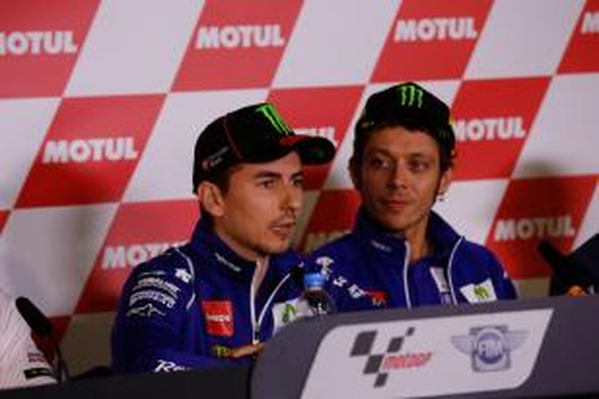 Pebalap Movistar Yamaha asal Spanyol, Jorge Lorenzo (kiri), dan rekan satu timnya, Valentino Rossi, menghadiri konferensi pers jelang GP Jepang di Sirkuit Twin Ring Motegi, Kamis (8/10/2015).