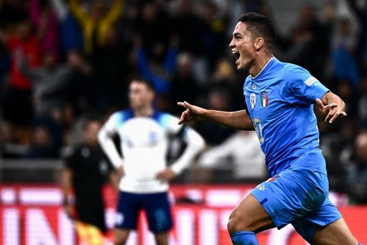 Pemain timnas Italia, Giacomo Raspadori, merayakan gol ke gawang timnas Inggris pada lanjutan laga UEFA Nations League di San Siro, Milan, pada Sabtu (24/9/2022) dini hari WIB.