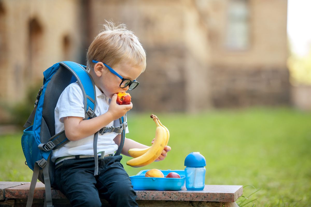 Ilustrasi anak makan buah. Camilan sehat dan kebiasaan makan bergizi sejak dini berperan penting dalam mendukung tumbuh kembang optimal anak.