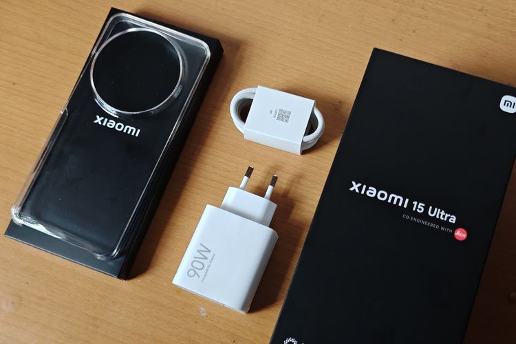 Isi kemasan Xiaomi 15 Ultra mencakup unit Xiaomi 15 Ultra, adapter charger 90W, kabel USB C, dan satu softcase. Xiaomi 15 Ultra dipastikan akan masuk Indonesia pada 13 Maret mendatang. 