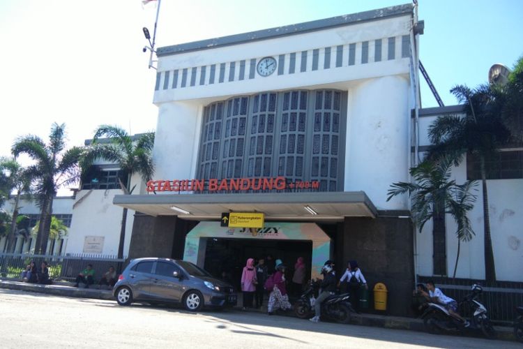 Aktivitas di Stasiun Bandung, Rabu (9/5/2018). PT KAI Daop 2 Bandung mengumumkan tiket kelas ekonomi untuk mudik dan arus balik lebaran sudah habis terpesan. PT KAI juga menambah empat rangkaian kereta guna mengantisipasi lonjakan penumpang. 