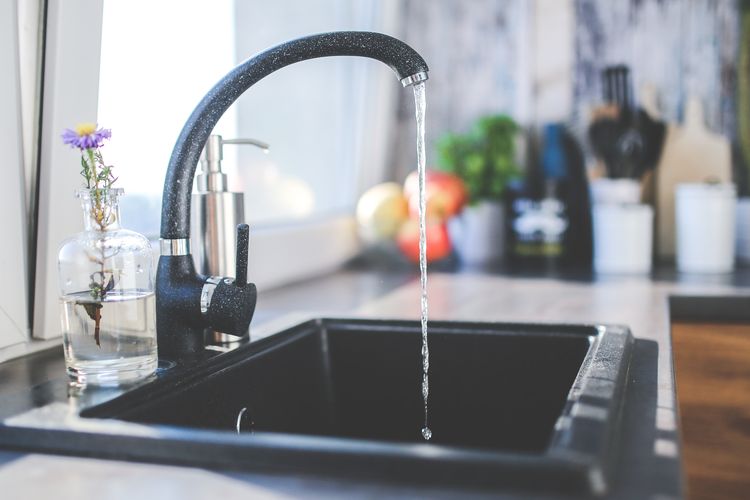 Ilustrasi penggunaan air di rumah, keran dapur.