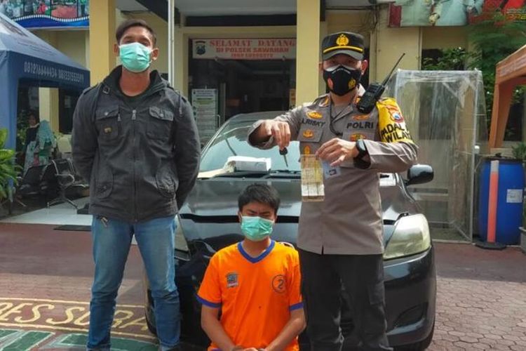 Seorang pria asal Brigjen Katamso, Waru, Sidoarjo, bernama Novi Suharto (29) ditangkap Unit Reskrim Polsek Sawahan, Surabaya, karena malakukan aksi pencurian mobil di Jalan Arjino nomor 59 Surabaya, Jawa Timur.